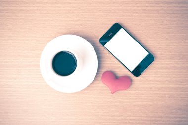 kahve fincanı ve telefon ve kalp