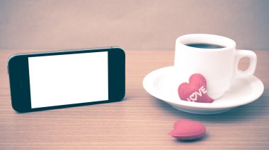 kahve fincanı ve telefon ve kalp