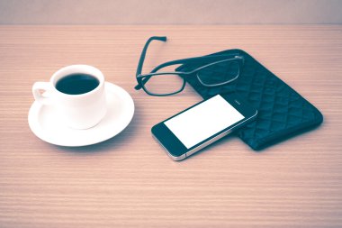kahve, telefon, gözlük ve m-cüzdan
