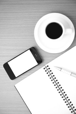 kahve fincanı ve telefon ve not defteri