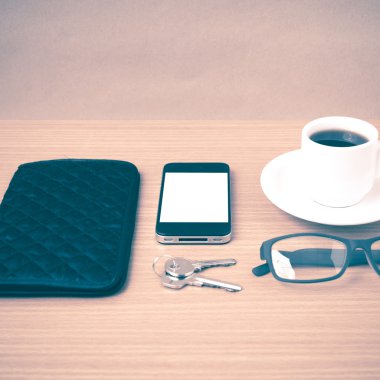kahve, telefon, anahtar, gözlük ve m-cüzdan