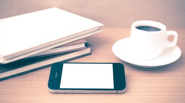 kahve fincanı ve telefon ve kitap vintage tarzı yığını