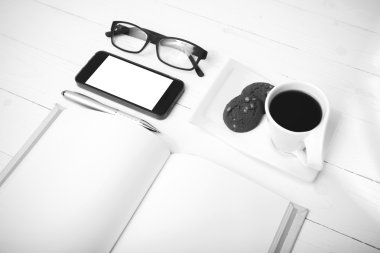 kahve fincanı ile tanımlama bilgisi, telefon, defter ve gözlük siyah ve w