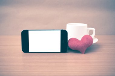 kahve fincanı ve telefon ve kalp