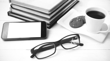 tanımlama bilgisi, telefon, kitap ve gözlük siyah yığını ile kahve fincanı 