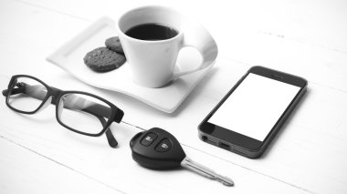 tanımlama bilgisi, telefon, gözlük ve araba anahtarı siyah ve wh ile kahve fincanı