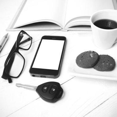 kahve fincanı ile tanımlama bilgisi, telefon, açık defter, araba anahtarı ve eyeglasse