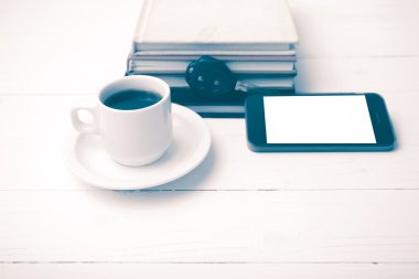 kahve fincanı ile telefon, araba anahtarı ve kitap vintage tarzı yığını