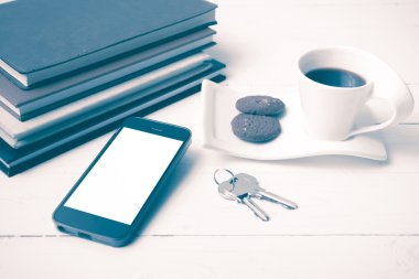 tanımlama bilgisi, telefon, kitap ve anahtar vintage tarzı yığını ile kahve fincanı