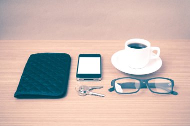 kahve, telefon, anahtar, gözlük ve m-cüzdan