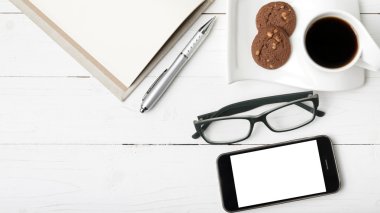 kahve fincanı ile tanımlama bilgisi, telefon, defter ve gözlük