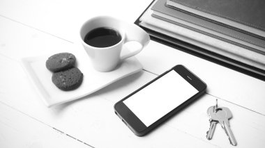 kahve fincanı tanımlama bilgisini, telefon, kitap ve anahtar siyah ve WHI yığını