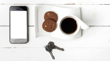 kahve fincanı ile tanımlama bilgisi, telefon ve anahtar