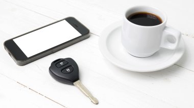 kahve fincanı ile telefon ve araba anahtar