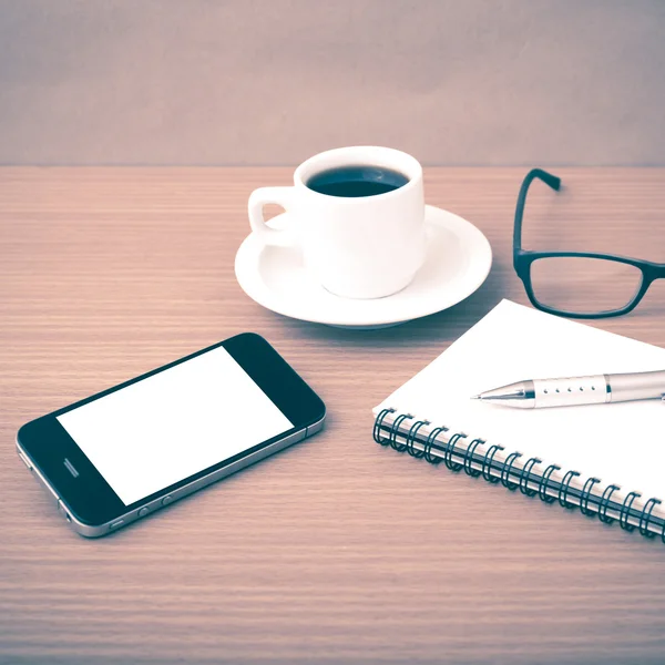 커피, 전화, 메모장 및 안경 — 스톡 사진