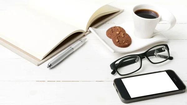 안경, 노트북, 전화, 쿠키와 커피 컵 — 스톡 사진