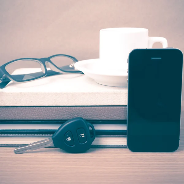 Kávéfőző, telefon, autó kulcs, szemüvegek, halom könyv — Stock Fotó