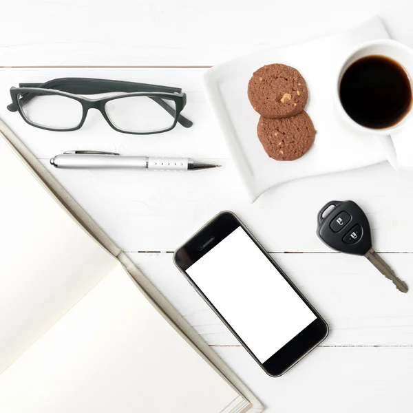 Xícara de café com biscoito, telefone, caderno aberto, chave do carro e eyeglasse — Fotografia de Stock