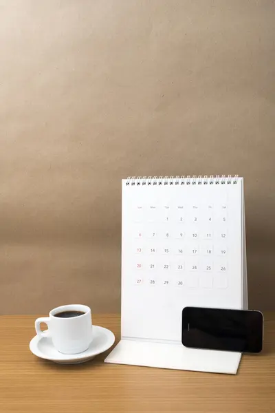 Kaffeetasse, Telefon und Kalender — Stockfoto