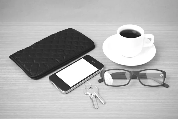 Koffie, telefoon, sleutel, brillen en portemonnee — Stockfoto