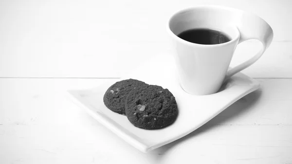 Coffee cup with cookie black and white color — Stock Photo, Image