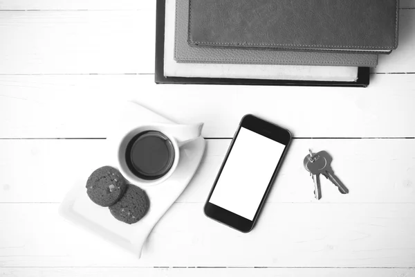 Xícara de café com biscoito, telefone, pilha de livro e chave preta e whi — Fotografia de Stock