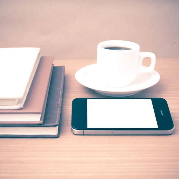 Kaffeetasse und Telefon und ein Stapel Bücher im Vintage-Stil — Stockfoto