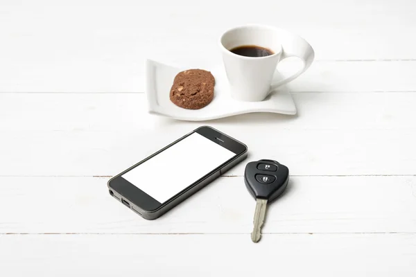 Φλιτζάνι καφέ με cookie, το τηλέφωνο και το αυτοκίνητο κλειδί — Φωτογραφία Αρχείου