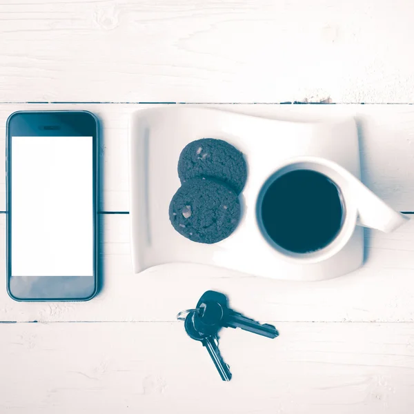 Coffee cup with cookie,phone and key vintage style — Stock Photo, Image