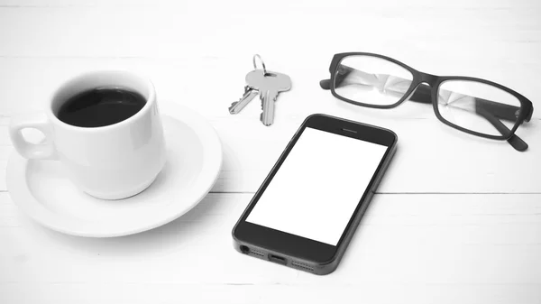 Taza de café con teléfono, anteojos y clave de color blanco y negro —  Fotos de Stock