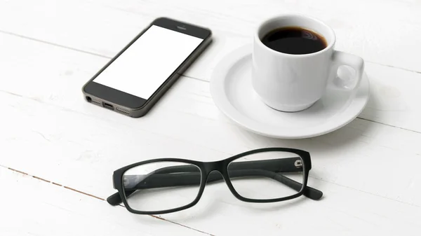 Tasse à café avec téléphone et lunettes — Photo