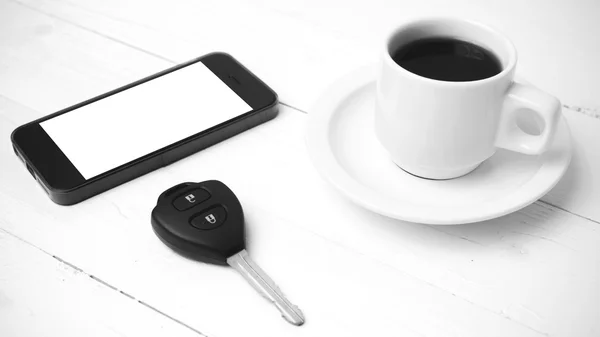 Φλιτζάνι καφέ με τηλέφωνο και αυτοκίνητο κλειδί μαύρο και άσπρο χρώμα — Φωτογραφία Αρχείου