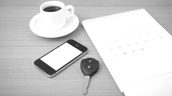 커피, 휴대 전화, 자동차 열쇠 및 일정 — 스톡 사진
