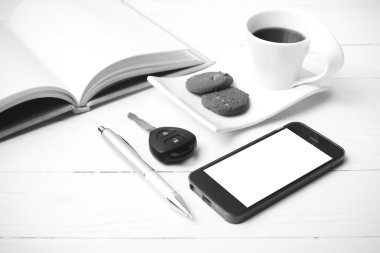 kahve fincanı ile tanımlama bilgisi, telefon, Açık not defteri ve arabanın anahtarını siyah ve
