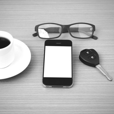 kahve fincanı ve telefon ile araba anahtar