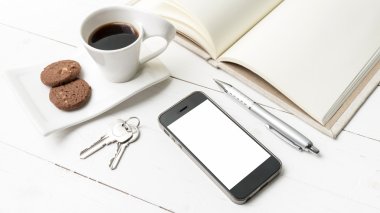 kahve fincanı ile tanımlama bilgisi, telefon, defter ve anahtar