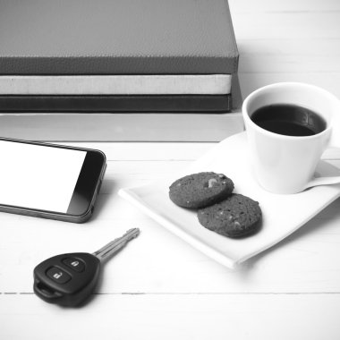 Kahve Kupası ile tanımlama bilgisi, telefon, araba anahtarı ve yığın kitap siyah ve 