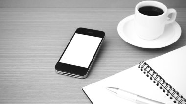 kahve fincanı ve telefon ve not defteri