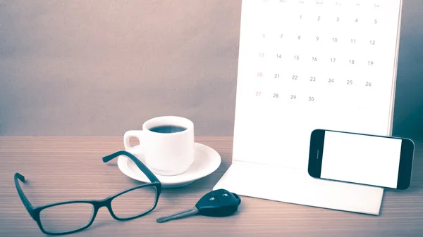 コーヒー、電話、車のキー、眼鏡、カレンダー — ストック写真