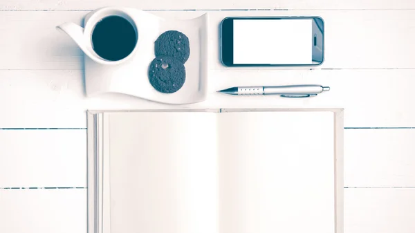 Чашка кави з печивом, телефон з блокнотом і ручкою вінтажний стиль — стокове фото
