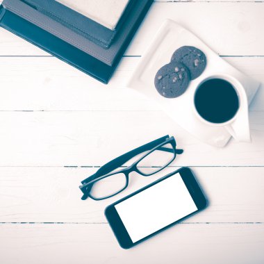 tanımlama bilgisi, telefon, kitap ve gözlük vintag yığını ile kahve fincanı