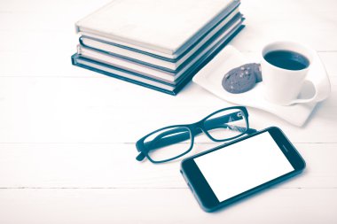 tanımlama bilgisi, telefon, kitap ve gözlük vintag yığını ile kahve fincanı