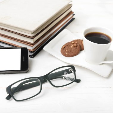 tanımlama bilgisi, telefon, kitap ve gözlük yığını ile kahve fincanı