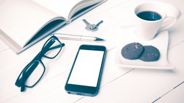 kahve fincanı ile tanımlama bilgisi, telefon, açık defter, anahtar ve gözlük VI