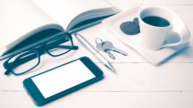kahve fincanı ile tanımlama bilgisi, telefon, açık defter, anahtar ve gözlük VI