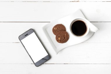 kahve fincanı çerez ve telefon ile