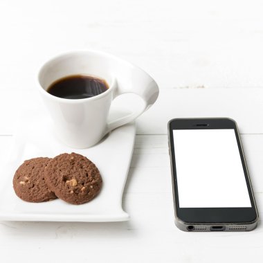 kahve fincanı çerez ve telefon ile