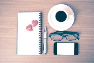 kahve, telefon, gözlük, not defteri ve kalp