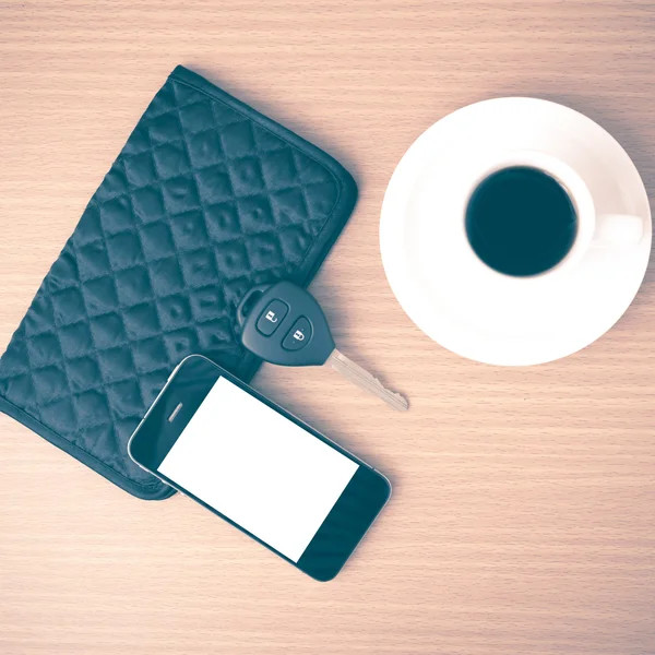Šálek kávy s klíč od auta telefon a peněženku — Stock fotografie