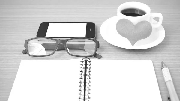 Caffè, telefono, occhiali, blocco note e cuore — Foto Stock